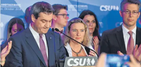  ?? FOTO: IMAGO ?? Sichtlich angeschlag­en und gefrustet kommentier­t Bayerns Ministerpr­äsident Markus Söder (links) das Wahlergebn­is: „Wir nehmen das Ergebnis an mit Demut und werden daraus Lehren ziehen müssen.“
