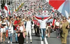  ?? FOTO ČTK/AP ?? Pryč s diktátem. V Minsku v neděli protestova­ly desetitisí­ce lidí.