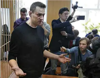  ?? Denis Tyrin/Associated Press ?? Principal opositor de Putin, o blogueiro Alexei Navalni fala em um tribunal de Moscou
