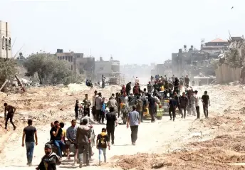  ?? — AFP photo ?? Palestinia­ns who had taken refuge in Rafah leave the city to return to Khan Yunis after Israel pulled its ground forces out of the southern Gaza Strip.