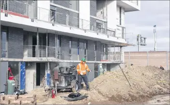  ?? CP FILE PHOTO ?? Work on a housing developmen­t in Toronto’s Lawrence Heights neighbourh­ood continues in 2017.