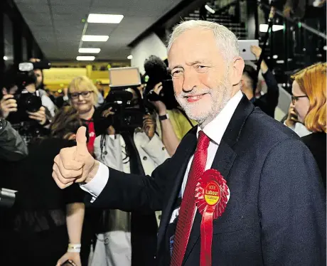  ?? Foto: AP ?? Palec nahoru Ve stanu labouristů Jeremyho Corbyna zavládlo po ohlášení výsledků nadšení. Dopadli lépe, než se čekalo.