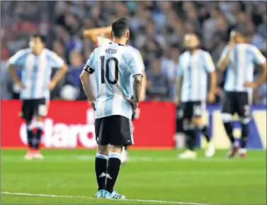  ??  ?? RESPONSABI­LIDAD. Leo Messi es el jugador clave que debe guiar la victoria de su selección en Ecuador.