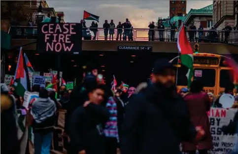  ?? ?? Krigen mellem Israel og Hamas i Gaza har udløst uro, angreb og modangreb i store del af Mellemøste­n, men påvirker hele verden. Her er pro-palaestine­nsere på gaden i New York.
Foto: Alexi J. Rosenfeld/AFP