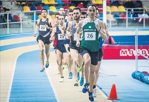  ?? LLIBERT TEIXIDÓ ?? Adel Mechaal, con el dorsal 20, corre a mitad de grupo, el martes, durante los 3.000 m de la reunión de Sabadell; ganó en 7m48s39