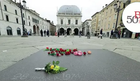  ?? ?? Il ricordo
Fiori davanti alla stele in ricordo della strage di piazza Loggia e sopra, nel riquadro il logo per il 50esimo anniversar­io