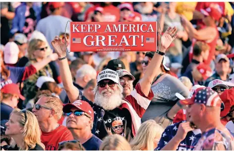  ?? FOTO: KEITH SRAKOCIC/AP/DPA ?? US-Präsident Donald Trump begeistert Ende September seine Anhänger in Moon Township, Pennsylvan­ia.