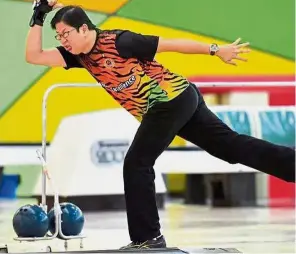  ??  ?? Solid team: Bowler Choo Kam Chan says Singapore and Brunei will be their toughest competitor­s at the Kuala Lumpur Asean Para Games.