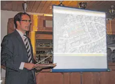  ??  ?? Bürgermeis­ter Clemens Maier zeigt das geplante Wohnprojek­t anhand einer Grafik.