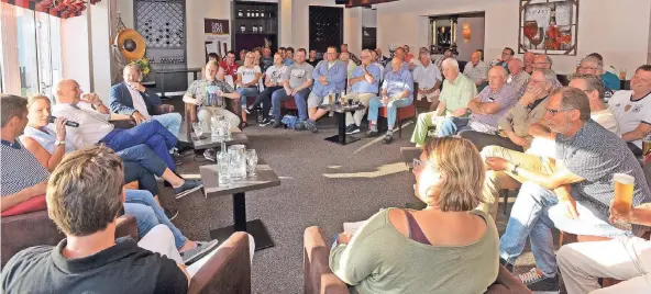  ?? RP-FOTOS (4): GOTTFRIED EVERS ?? Geballte Fußball-Kompetenz beim Talk des Klever Presseclub­s im Casa Cleve.