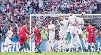  ??  ?? Golazo. Cristiano lanza el misil y la pelota supera la barrera para el 3-3 de Portugal contra España.