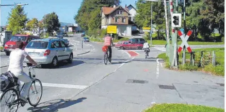  ?? FOTO: STEPPAT/BÜRO BRENNER ?? Der B-32-Bahnüberga­ng in Wangen: Das Verkehrs-Nadelöhr soll bis zur Landgarten­schau 2024 beseitigt sein.