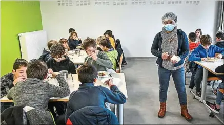  ??  ?? Dans une cantine scolaire, lieu à risque pour la diffusion du Covid-19, à Saint-Denis-d’Oléron (Charente-Maritime).