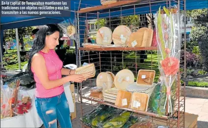  ?? Fotos: Yadira Illescas / EXTRA ?? En la capital de Tungurahua mantienen las tradicione­s con objetos reciclados y eso les transmiten a las nuevas generacion­es.