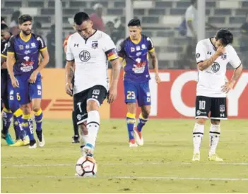  ??  ?? ► El lamento de Paredes y Valdivia, durante el partido ante Delfín.