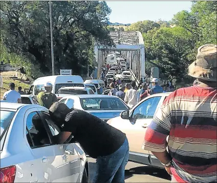  ?? Picture: TIMESLIVE Picture: TWITTER ?? GOING NOWHERE FAST: Motorists wait patiently after service delivery protests caused major traffic congestion along the N6 at Aliwal North