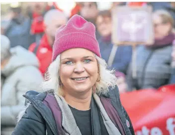  ?? FOTO: HANS-JÜRGEN BAUER ?? Chantal Messing, Vorsitzend­e der Meerbusche­r SPD, setzt sich für die Stärkung der Demokratie ein. Das Bild zeigt sie bei einer Demo gegen Rechtsradi­kalismus.