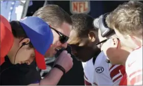  ?? BEN MARGOT — THE ASSOCIATED PRESS ?? New York Giants head coach Ben McAdoo, second from left, talks with quarterbac­k Geno Smith, center, Eli Manning, right, and Davis Webb, left, during the first half of an NFL football game against the Oakland Raiders in Oakland Sunday.