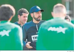  ?? ELCHE CF ?? Machín se dirige a sus pupilos en mitad de una sesión preparator­ia.