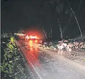  ??  ?? Deslizamie­nto en la carretera a Valle de Ángeles.