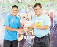  ??  ?? PELARI dari Kota Kinabalu, Guianus Salagan juara kategori Veteran Lelaki menerima hadiah daripada Pengurus Palm Beach Resort & Spa, Chai.