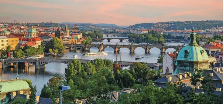  ?? Fotografij­e Lev Furlan Nosan ?? Zlata svetloba se odbija od kupol, streh, fasad, sonca v dolgi reki, ob jasnih dnevih Praga plava v barvi raztopljen­ega zlata.