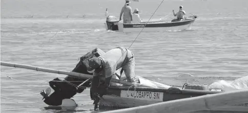  ?? FOTO: EL DEBATE ?? > Pescadores saliendo a realizar capturas de camarón.