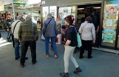  ??  ?? Residenti dell’Isolotto in piazza davanti all’edicola che ieri ha esposto una locandina di protesta