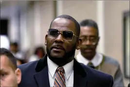  ?? MATT MARTON — THE ASSOCIATED PRESS FILE ?? R. Kelly, center, leaves the Daley Center in Chicago after a hearing in his child support case on May 8, 2019.