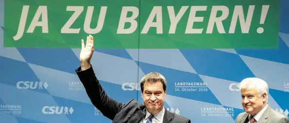  ?? BILD: ARMIN WEIGEL ?? Tiefflug bei den Christsozi­alen: Bayerns Ministerpr­äsident und CSU-Spitzenkan­didat Markus Söder (links) mit CSU-Parteichef Horst Seehofer