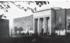  ?? ?? Die Bauten am Ehrenhof zeigen noch heute die typische Verwendung von Backsteine­n im Stil der 1920er Jahre (Foto von 1926).