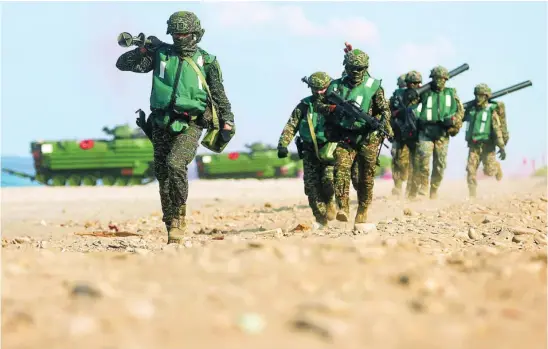  ?? REUTERS ?? Soldados de Taiwán participan en un simulacro de desembarco anfibio en Pingtung el jueves pasado