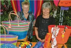  ?? Foto: Angela Häusler ?? Auch Taschen gibt es aus fairem Handel: Monika Meixner und Marianne Stetter vom Weltladen Weißenhorn zeigten faire Produkte an ihrem Stand.