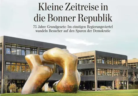  ?? ROLF VENNENBERN­D / DPA ?? Bronzeskul­ptur vor dem früheren Kanzleramt in Bonn: „Large Two Forms“des Bildhauers Henry Moore.
