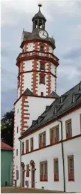  ?? FOTO: PETER HANS FELZMANN ?? Der Kubus Magicus auf Schloss Ehrenstein in Ohrdruf zeigt die Stadtgesch­ichte mit Projektion­en. Der Turm des Schlosses kann nur mit einer Führung bestiegen werden.