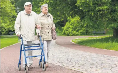  ??  ?? Rollator und Kopfsteinp­flaster – das passt nicht zusammen. Städte müssen seniorenfr­eundlicher werden.