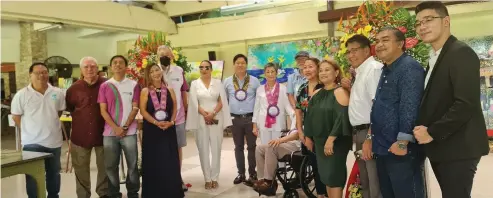 ?? ?? The Rotary Club of Bacolod - Marapara officers and members with the esteemed guests led by Governor John Michael Ng and the Kabigting couple.