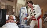  ?? TANNIS TOOHEY FOR THE TORONTO STAR ?? David Scratch, RN, a.k.a., Elvis tribute artist Davey Kratz, serenades patient Calvin Layete.