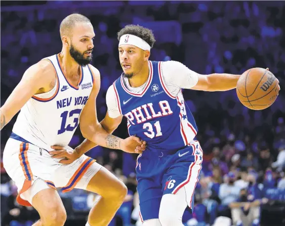  ?? MATT SLOCUM/AP ?? The 76ers’ Seth Curry, right, tries to get past the Knicks’ Evan Fournier on Monday in Philadelph­ia.