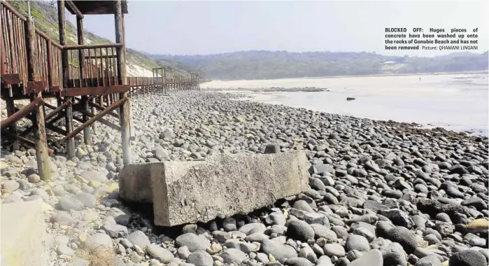  ?? Picture: QHAMANI LINGANI ?? BLOCKED OFF: Huges pieces of concrete have been washed up onto the rocks of Gonubie Beach and has not been removed