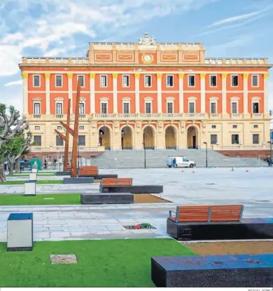  ?? MIGUEL GÓMEZ ?? El Ayuntamien­to isleño y la plaza del Rey, una de las inversione­s de este mandato.
