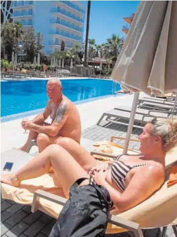 ?? AFP ?? Turistas alemanes descansan en un hotel mallorquín, el pasado verano