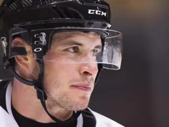  ?? NATHAN DENETTE/THE CANADIAN PRESS ?? Some Haligonian­s were calling on Crosby to reject Trump’s invitation to bring the Stanley Cup to Washington.