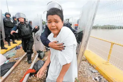  ??  ?? La caravana está constituid­a por unas 3 mil personas, entre mujeres, ancianos y niños.