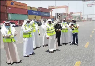  ?? KUNA photo ?? Sheikh Yousuf Al-Abdullah Al-Sabah during the tour of Mina Al-Shuaiba (Shuaiba Port). Various operations in
progress were overseen.