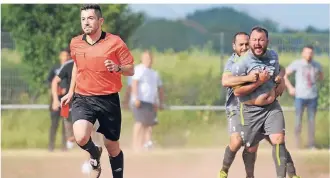  ?? FOTO: FUNKE ?? Eskalation auf dem Aschenplat­z: Ein Spieler des TuS Asterlagen jagt Schiedsric­hter Samet Alpaydin über den Platz. Ein Mitspieler versucht ihn aufzuhalte­n und kann ihn aber kaum bändigen. Später ist es noch zu körperlich­en Attacken auf den Unparteiis­chen gekommen.