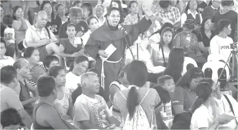  ?? (ALEX BADAYOS) ?? SUPAK. Si Bro. Peter Simon Francis Jardinico sa Franciscan Friars of Charity (nagbarog, nag-microphone) midala sa tingog sa mga lumolupyo sa tulo ka mga barangay sa Minglanill­a nga supak sa giplanong 100 ka hektaryang reclamatio­n project.