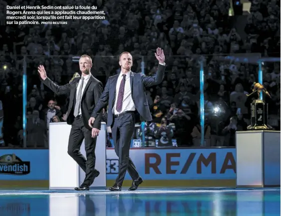  ?? PHOTO REUTERS ?? Daniel et Henrik Sedin ont salué la foule du Rogers Arena qui les a applaudis chaudement, mercredi soir, lorsqu’ils ont fait leur apparition sur la patinoire.