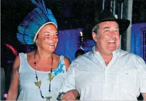  ??  ?? Pedro Queiroz Pereira e a mulher, Rita, ele vestido de cowboy, ela de índia, numa festa do amigo Bico Bravo