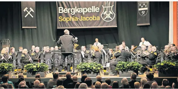  ?? FOTO: RENATE RESCH ?? Die Bergkapell­e Sophia-Jacoba konzertier­te wieder in der Hückelhove­ner Aula.